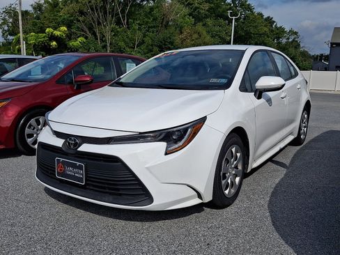 Used 2025 Toyota Corolla LE FWD image 2