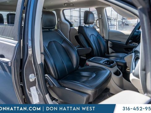 Used 2023 Chrysler Pacifica Touring-L FWD image 27