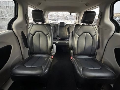 Used 2024 Chrysler Pacifica Touring-L image 29