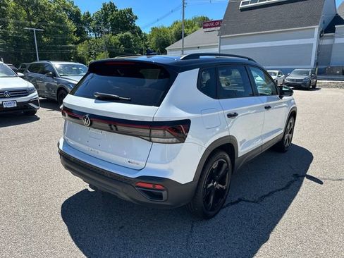 Certified 2025 Volkswagen Taos SE AWD/4WD image 9