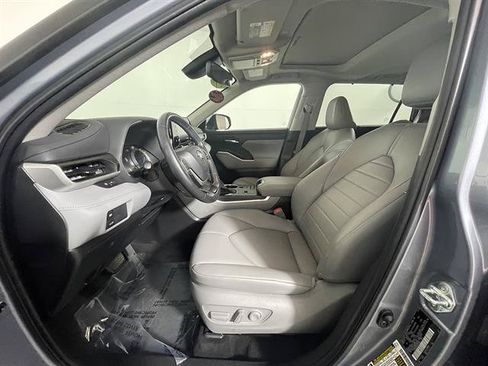 Used 2022 Toyota Highlander XLE AWD/4WD image 9