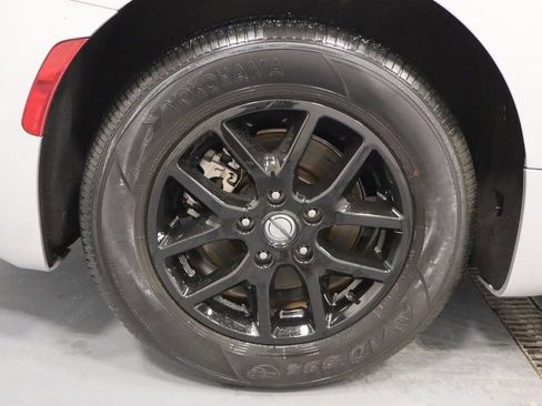 Certified 2024 Chrysler Pacifica Touring-L FWD image 27