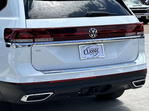 Used 2024 Volkswagen Atlas SE w/ Panoramic Sunroof Package FWD image 5