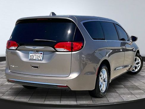 Used 2018 Chrysler Pacifica Touring Plus w/ Tire & Wheel Group FWD image 23
