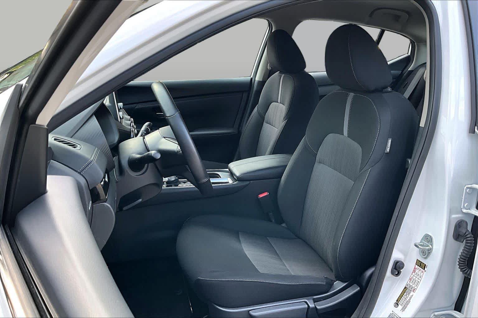 Used 2025 Nissan Sentra SV w/ All-Weather Package FWD image 7