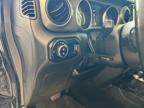 Used 2023 Jeep Gladiator Sport image 39