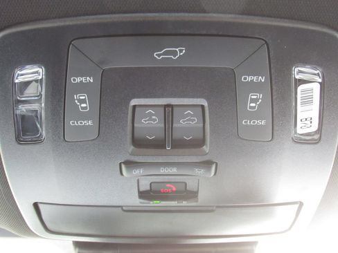 Used 2025 Toyota Sienna XSE AWD/4WD image 31