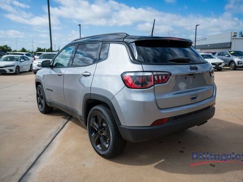 Used 2018 Jeep Compass Latitude FWD image 3