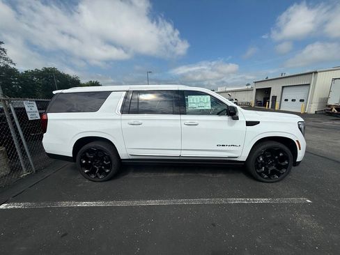 New 2026 GMC Yukon XL Denali w/ Denali Reserve Package AWD/4WD image 2