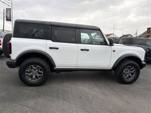 New 2025 Ford Bronco Badlands image 3