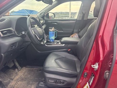 Used 2023 Toyota Highlander Limited image 10