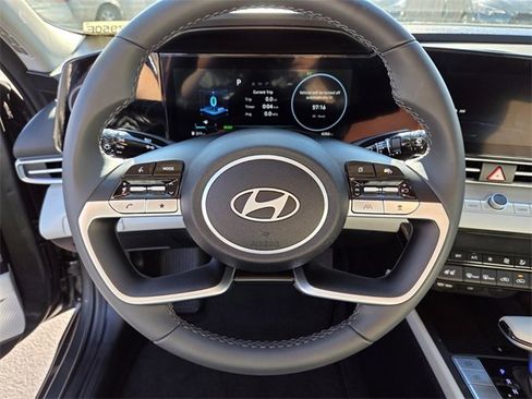 Used 2025 Hyundai Elantra Limited image 17