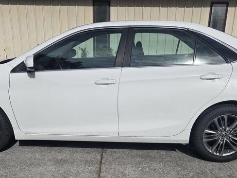 Used 2016 Toyota Camry SE image 2