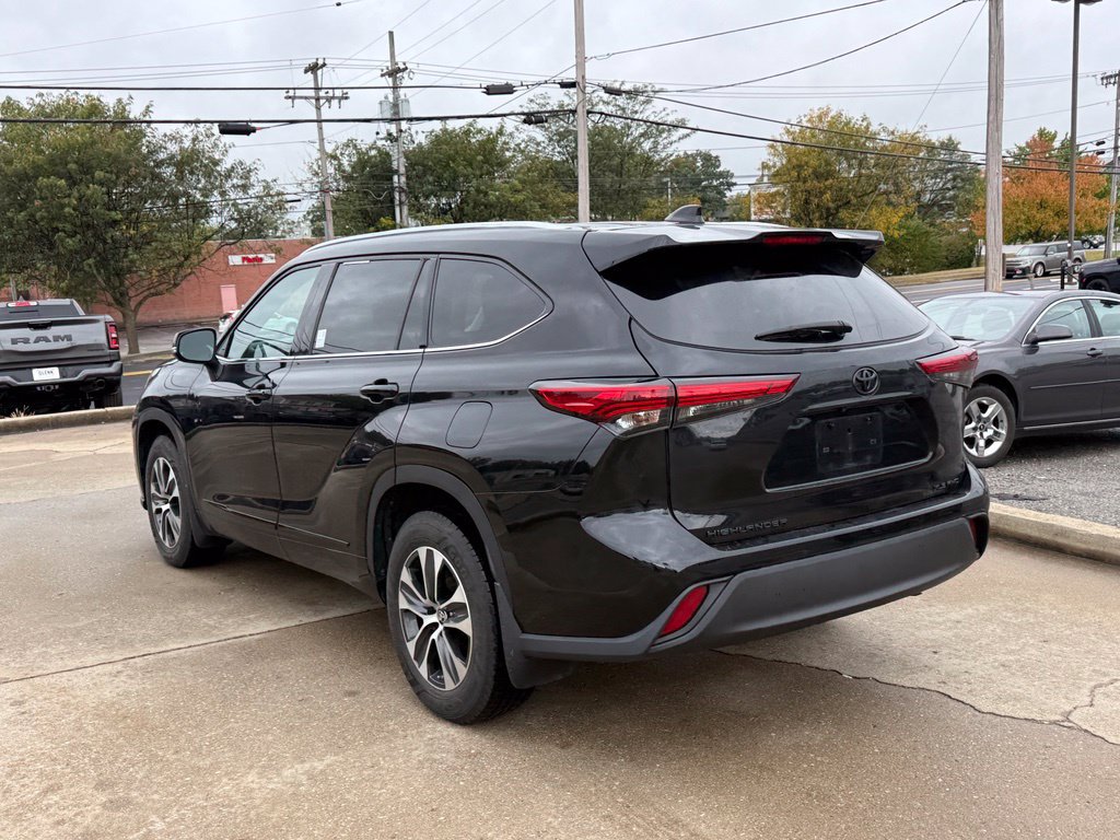 Used 2021 Toyota Highlander XLE AWD/4WD image 8