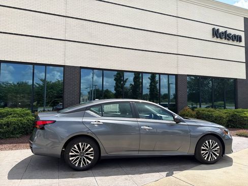 Used 2025 Nissan Altima 2.5 SV FWD image 4