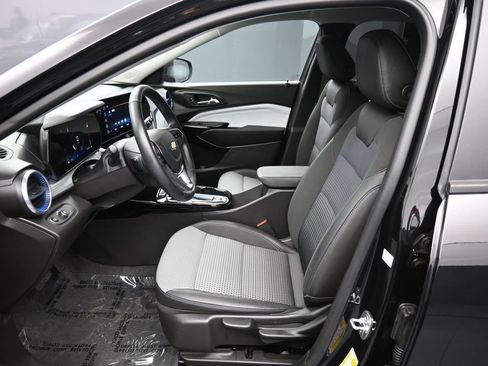 Used 2025 Chevrolet Trax LT w/ LT Convenience Package FWD image 18