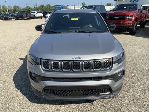 Used 2023 Jeep Compass Latitude AWD/4WD image 3