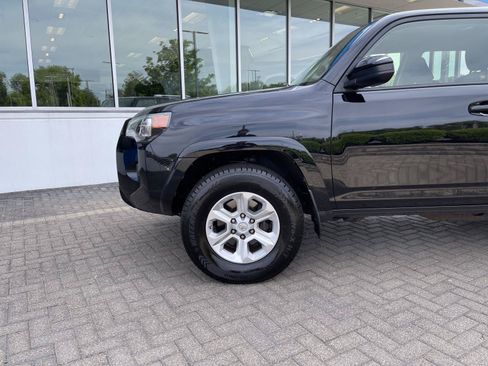 Used 2017 Toyota 4Runner SR5 AWD/4WD image 9