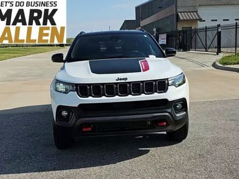 Used 2025 Jeep Compass Trailhawk AWD/4WD image 3