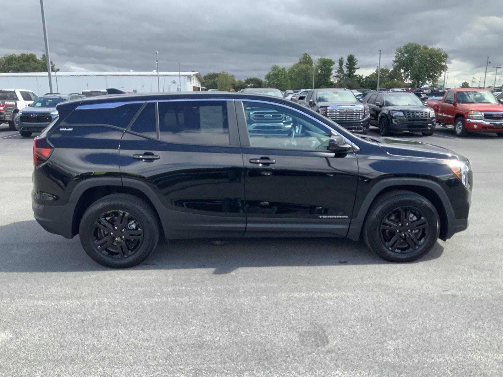 Used 2023 GMC Terrain SLE AWD/4WD image 13