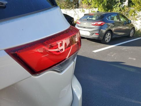 Used 2019 Toyota Highlander LE image 26