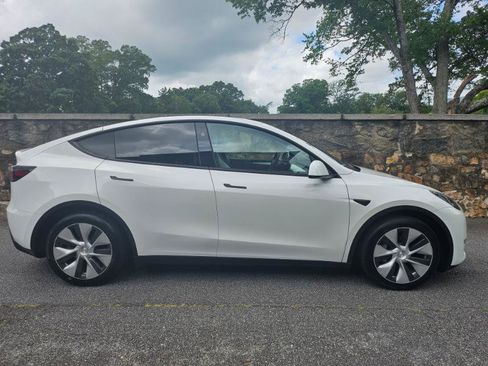 Used 2023 Tesla Model Y Long Range AWD/4WD image 10