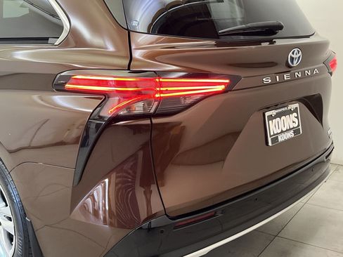 Used 2021 Toyota Sienna Limited FWD image 31