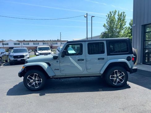 Used 2024 Jeep Wrangler Unlimited w/ Convenience Group AWD/4WD image 8