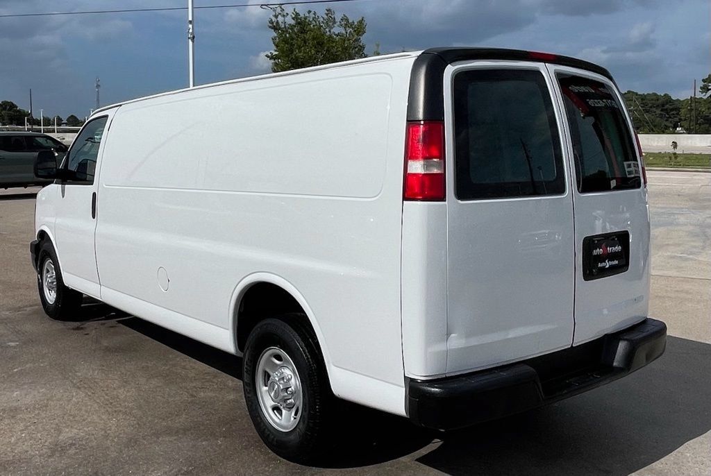 Used 2017 Chevrolet Express 2500 Extended RWD image 4