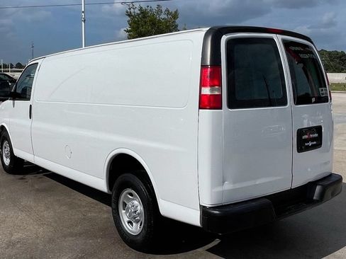 Used 2017 Chevrolet Express 2500 Extended RWD image 4