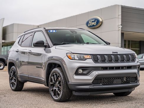 Used 2023 Jeep Compass Altitude image 1