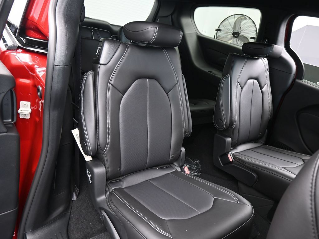 New 2026 Chrysler Pacifica Select FWD image 33