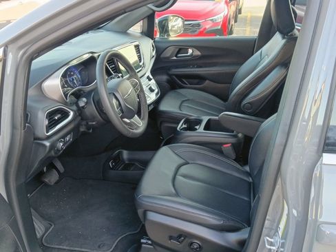 Used 2025 Chrysler Pacifica Select FWD image 4