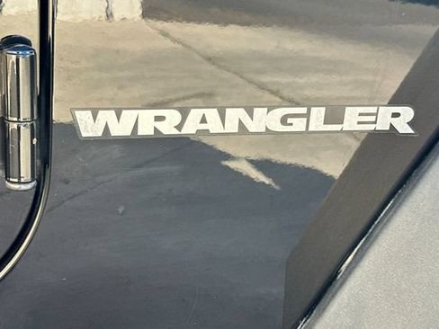 Used 2017 Jeep Wrangler Rubicon w/ Power Convenience Group AWD/4WD image 14