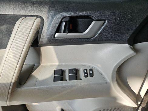 Used 2013 Toyota Highlander Plus FWD image 30