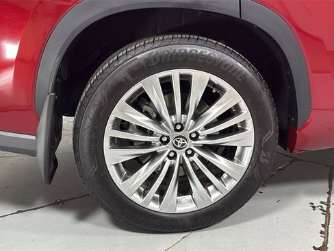 Certified 2025 Toyota Highlander Platinum image 23