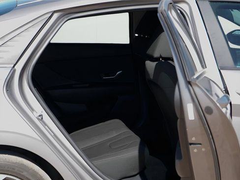 Used 2023 Hyundai Elantra SEL w/ Convenience Package image 28