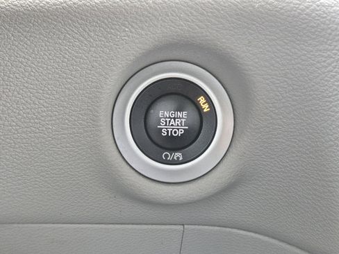 Used 2022 Chrysler Pacifica Touring-L w/ Uconnect Theater Family Group image 23