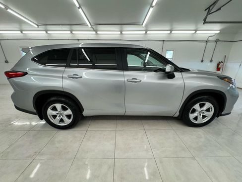 Used 2023 Toyota Highlander LE AWD/4WD image 4
