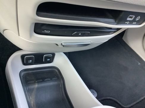 Used 2018 Chrysler Pacifica Touring-L Plus FWD image 29