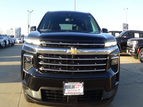 Used 2025 Chevrolet Traverse LT FWD image 3
