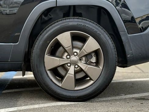 Used 2017 Jeep Cherokee 75th Anniversary image 30