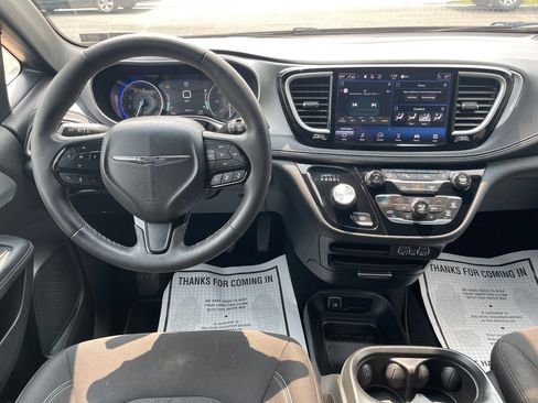 Used 2024 Chrysler Pacifica Touring FWD image 26