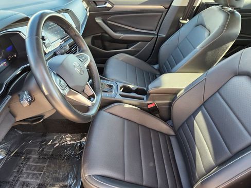 Used 2024 Volkswagen Jetta SE image 3