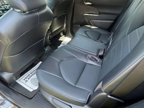 Used 2022 Toyota Highlander XLE AWD/4WD image 24