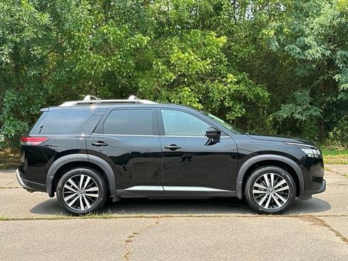 Used 2023 Nissan Pathfinder Platinum AWD/4WD image 6