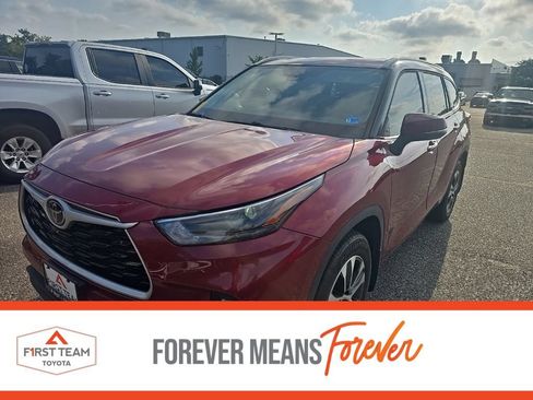 Used 2022 Toyota Highlander XLE AWD/4WD image 1
