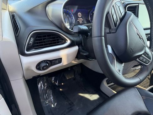 Used 2024 Chrysler Pacifica Touring-L image 14