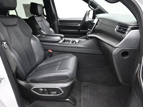 Used 2024 Jeep Wagoneer L Series II w/ Flexible Seating Group AWD/4WD image 9