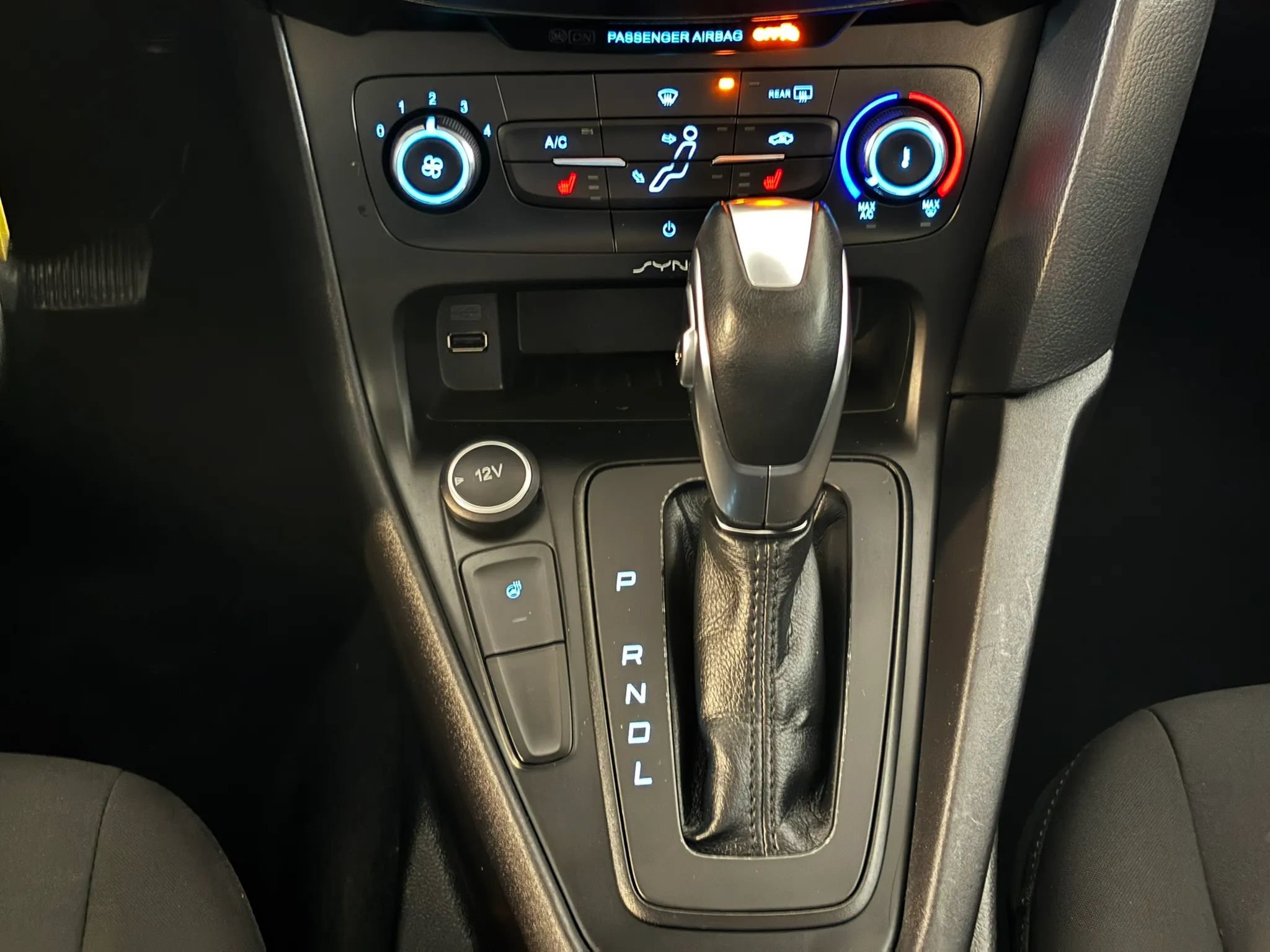 Used 2016 Ford Focus SE w/ SE Cold Weather Package FWD image 28
